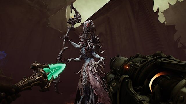 Демон Warlock Чернокнижник кастует инфернальную магию на арене дополнения DOOM The Dark Ages Revelations, вокруг рук вьётся адское пламя