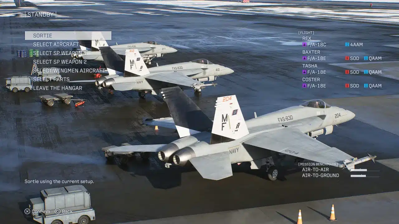 Ace Combat 8: четыре палубных истребителя F/A-18 звена Joker на мокрой стоянке и меню выбора вооружения перед вылетом