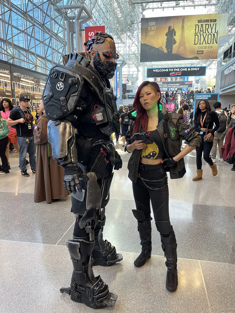Косплей Адама Смэшера и V из Cyberpunk 2077 на выставке New York Comic Con 2023: громоздкий боргированный корпус рядом с наёмницей