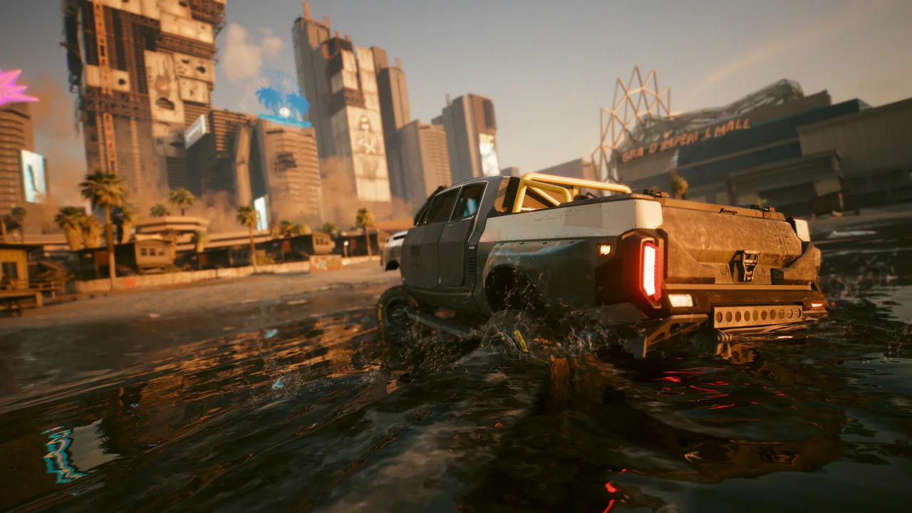 Cyberpunk 2077: серый пикап с жёлтой дугой едет по воде на фоне руин Пасифики и вывески Grand Imperial Mall