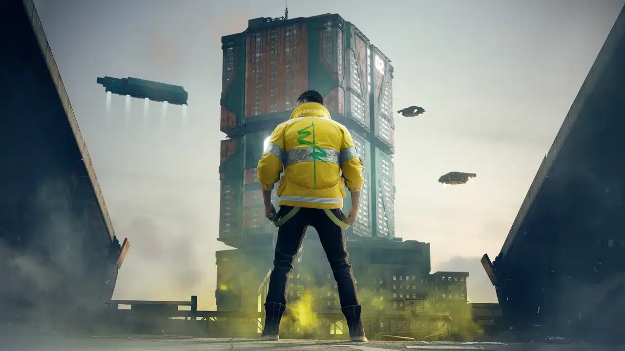 Cyberpunk 2077: V в жёлтой куртке стоит на бетонной площадке перед высоким мегабилдингом, над Найт-Сити летят ависы