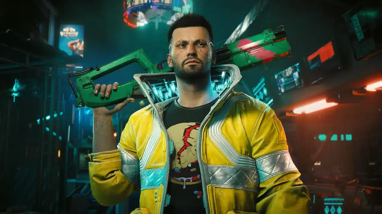 Cyberpunk 2077: Ви в жёлтой куртке держит на плече зелёное оружие на фоне неоновых вывесок Найт-Сити