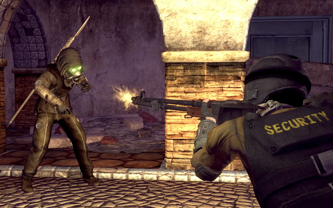 Fallout: New Vegas Dead Money: курьер в костюме охраны стреляет из ружья в призрака с копьём во дворе Сьерра-Мадре