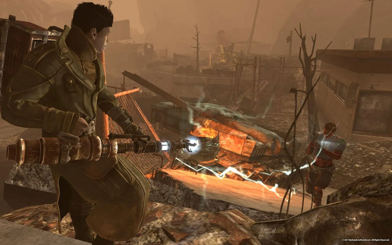 Fallout: New Vegas Lonesome Road: курьер в плаще с энергетическим оружием целится в меченого на руинах Разлома