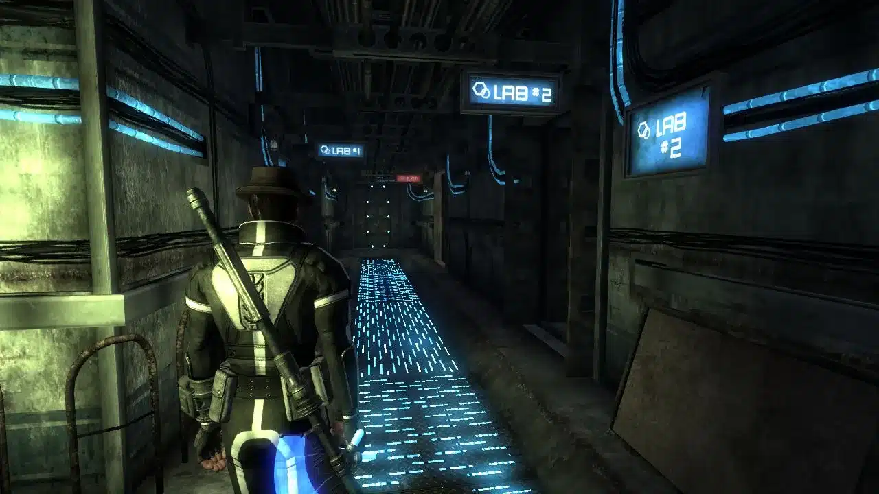 Fallout: New Vegas Old World Blues: Курьер в стелс-костюме Mk II идёт по подземному коридору мимо табличек Lab 1 и Lab 2
