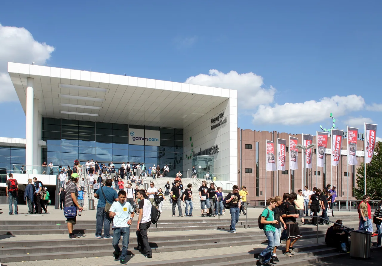 Толпа посетителей у входа Koelnmesse на Gamescom — очередь геймеров перед стеклянными дверями павильонов в Кёльне