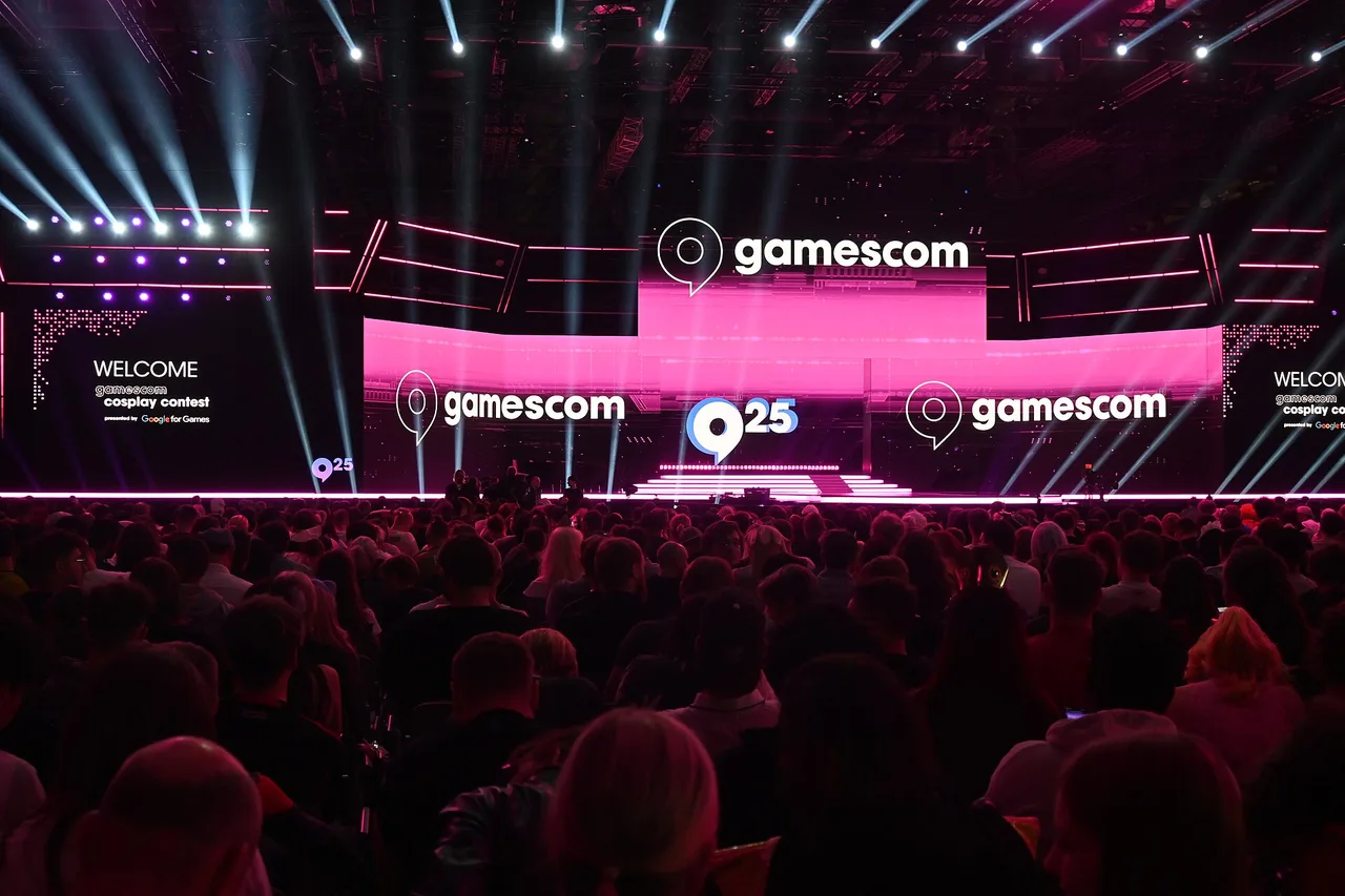 Главная сцена gamescom в Кёльне с большим экраном и сценическим светом перед началом вечернего шоу