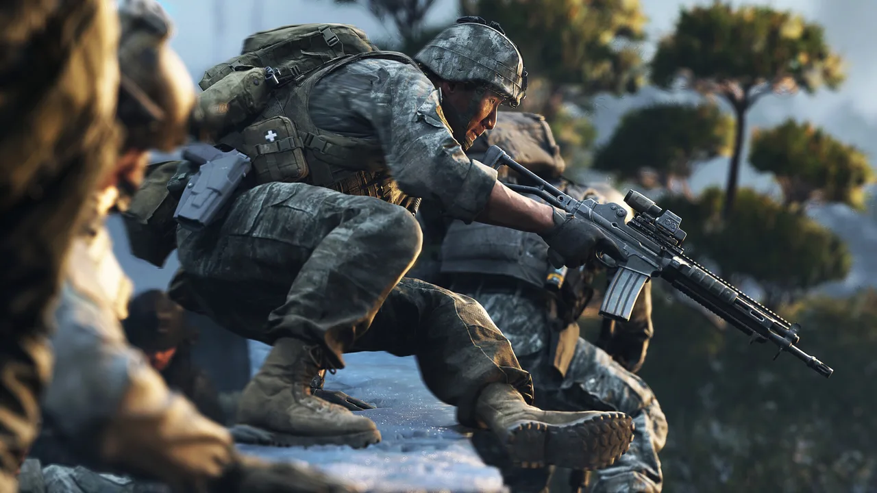Отряд солдат Modern Warfare 4 залёг за бетонным укрытием на поросшем зеленью склоне, боец целится из винтовки с оптикой