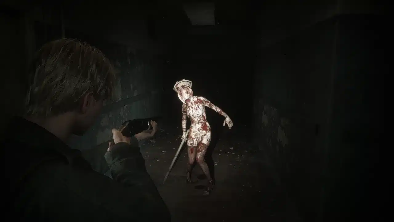 Интерьер заброшенного здания в Silent Hill 2 Remake с механизмом головоломки — тусклый свет, облупленные стены и разбросанные предметы