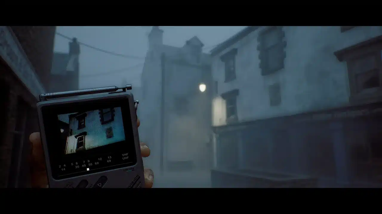 Карманный телевизор CRTV в руке героя Silent Hill: Townfall показывает дом на туманной улице острова Сент-Амелия